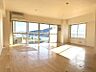 リビング/ダイニング：《リビング》二面採光の明るいお部屋です。