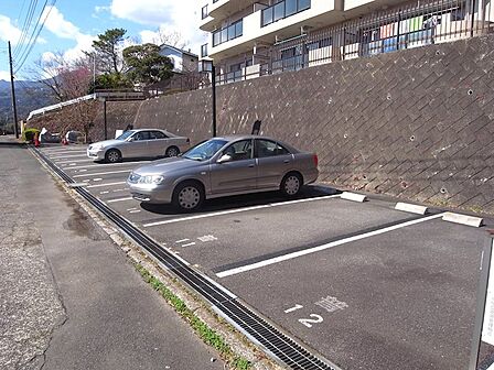 【駐車場2】建物を下った場所にもあります