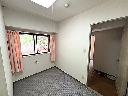 【洋室】洋室はじゅうたん敷です