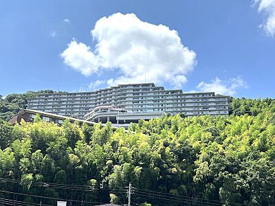 外観：【建物外観】景色に調和した外観です
