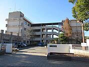 吉野東中学校【鹿児島市立吉野東中学校】は、吉野町に位置する1983年創立の中学校です。令和3年度の生徒数は476人で、16クラスあります。校訓は「礼節・勉学・錬磨・勤労」です。 1100m