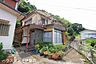 外観：【外観写真】周辺にコンビニ、病院、公園等あり！駐車場なしですが、びくに坂バス停まで徒歩3分と便利な立地