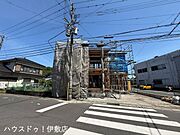 【外観写真】棟が上がりました。今なら完成後では見れない建物内部のご見学も可能です