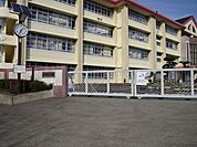 伊敷台小学校【鹿児島市立伊敷台小学校】は、伊敷台4丁目に位置する1993年創立の小学校です。令和3年度の生徒数は509人で、23クラスあります。校訓は「つよい体に　やさしい心　よく考えがんばりぬく…