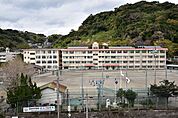 清水中学校【鹿児島市立清水中学校】は、稲荷町に位置する1947年創立の中学校です。令和3年度の生徒数は358人で、12クラスあります。校訓は「理想・根気・敬愛」です。 310m