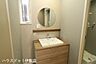 洗面：【洗面台】可愛らしい丸い鏡が印象的な洗面台。