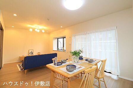 【リビング】奥行きを感じるリビング設計。ソファやダイニングセットを置いてもゆとりある広さを確保しています。