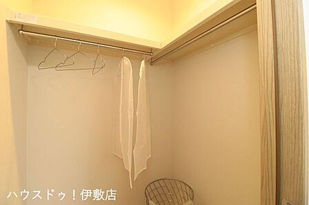 【ウォークインクローゼット】ハンガーパイプが2ヶ所ついており、かける収納が可能です