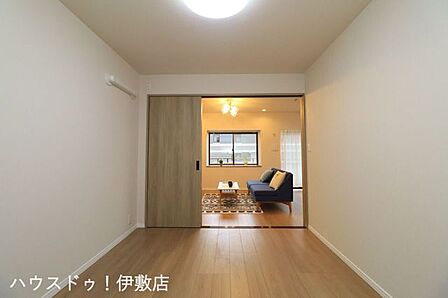 【洋室5.6帖】リビングと一体で利用可能な洋室。引き戸を開放すれば、より開放的な空間が広がります。