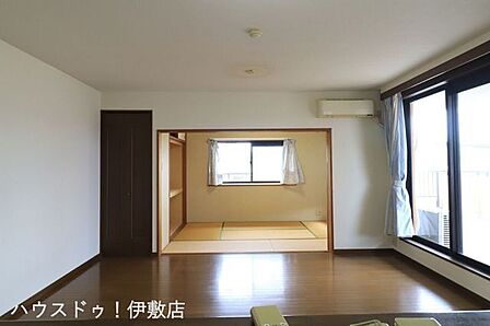 【リビング】キッチンからリビングや和室まで見渡せる開放的な設計。料理中も家族との会話が自然に弾みます。