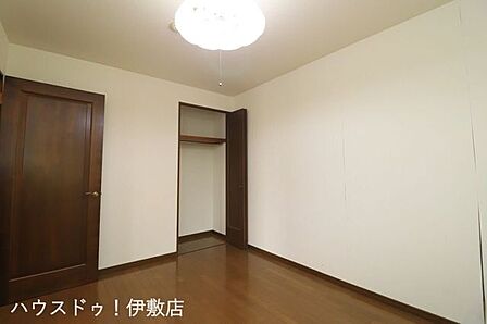 【洋室6.4帖】クローゼットを完備した洋室。衣類をすっきりと収納でき、お部屋を広く効率的に活用いただけます