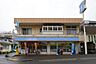周辺：ローソン鹿児島玉里団地店【ローソン鹿児島玉里団地店】飲食品、日用品を取扱うコンビニエンスストアー 390m