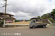 【外観写真】東向きの土地。南側は一段下がっており、西側も下がっているので、陽当たり良好です