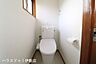 トイレ：【2Fトイレ】2カ所に省エネ仕様のトイレ！2階から階段を降りなくてもいいので、お部屋からの移動が短縮できます。