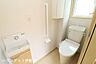 トイレ：【トイレ】ウォシュレット付のトイレ。収納棚や手洗器、手すり等ついており、使いやすいトイレ