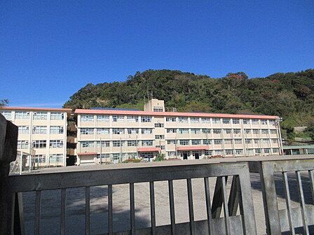 [清水中学校]校訓【理想】明朗闊達、大きな夢を持とう【根気】進んでことに当たり、最後までやりぬこう【敬愛】自他を敬愛する心豊かな人間になろう 1240m