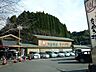 周辺：たぬき湯「山の気と川のオゾン」が感じられるたぬき湯のお湯は二つの源泉から湧き出るエメラルドグリーンのかけ流し。営業 6：00～24：00 1650m