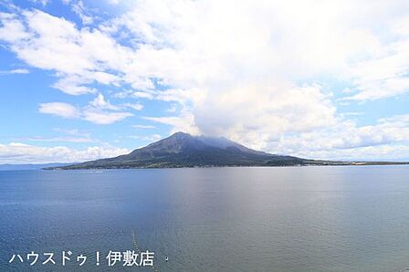 【眺望写真】バルコニーからの桜島、錦江湾の眺望写真です!下には磯海水浴場が望めます