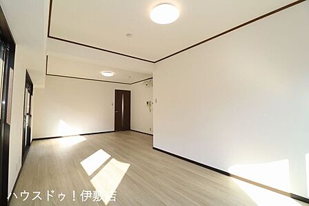 【リビング】陽光がたっぷり注ぐ明るい室内!白と木目にダークブラウンの建具が映える、人気のナチュラルモダン空間です。