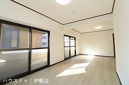 【リビング】どんな家具も合わせやすいナチュラルモダンテイスト。あなた好みのインテリアでオシャレな空間づくりを楽しめます。