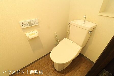 【トイレ】ウォシュレット付きのトイレ。一人になれる安らぎの場所。