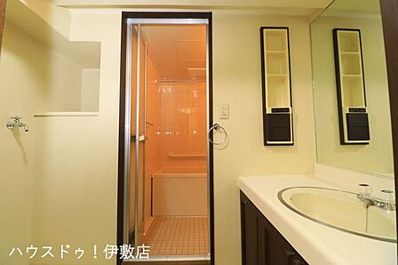 【洗面所】洗濯機置場付きの洗面所。収納スペース付で洗剤など収納可能です