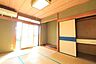 和室：【和室】南側に面した広縁から明るい光が差し込む和室。障子を開けるとお庭の景色を楽しむことができます。