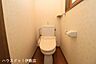 トイレ：【2Fトイレ】2カ所に省エネ仕様のトイレ！2階から階段を降りなくてもいいので、お部屋からの移動が短縮できます。