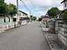 外観：前面道路幅、約6ｍでゆったりしています。