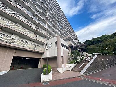 外観：歳月を重ねることで、周囲の街並みや植栽と美しく調和した外観。新築にはない重厚感と、歴史が醸し出す品格が漂います。時が経つほどに価値を増すヴィンテージマンションとしての誇りを、その姿から感じてください。