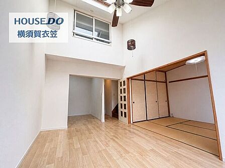 和室と一体利用できる広々リビング。吹抜けの開放感と明るい内装が、ゆとりある暮らしを演出します。※本画像はAI加工にて家具を消しています。