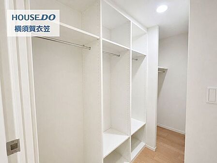 2026年7月撮影広々収納のウォークインクローゼットです。※AIで家具を消したイメージです。