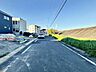 外観：前面道路含む現地写真