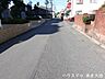 外観：前面道路です。車1台が余裕を持って通れる道幅です。車はスピードを控えるので事故率の軽減や歩行者も安心して通行できます。