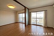 3枚の引き戸はハイドアタイプ。引き込みスペースに入れることでつながりのある空間になります。※居住中につき画像を一部加工しています