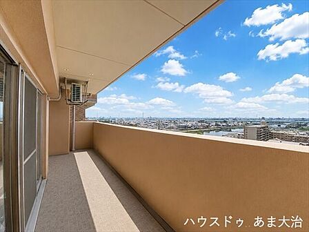 2部屋から出入りが可能◎南面で日当たり良好、太陽の光と風で、洗濯物や布団がすぐに乾きそうですね。※居住中につき一部画像の加工を行っております