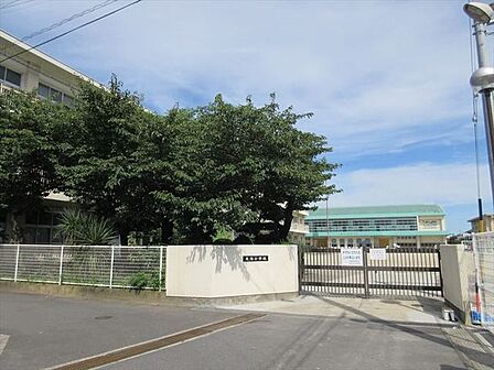 「大治小学校」 学校行事やその月の予定なども、ホームぺージに掲載し、子供達や学校の様子が公開されています。2006年度には地元住民の間でONBの会が結成され、登下校の見守り活動を行っている。 350m