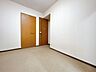 洋室：【全室収納付き】全ての部屋に収納が備わっているため、家族ごとに持ち物を分けて整理しやすく、生活空間をすっきり保てます！日々の片付けがしやすく、暮らしのリズムが整いやすい嬉しいポイントです♪