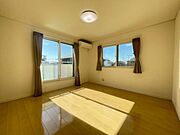【洋室】広々としたお部屋は家具の配置やインテリアデザインがしやすく、自分好みの居心地の良い空間を作れます♪ソファやテレビ台を設置して家族や友人とくつろげるセカンドリビングスペースにもなります！