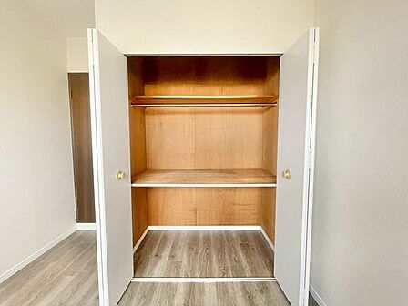 【収納】扉付きのクローゼットは中身をしっかり隠せるため、生活感を抑えお部屋全体をすっきりと見せることができ、急な来客時にも安心です♪さらに棚付きの収納があることで、細かな物も整理できます!