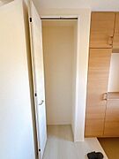 【玄関横収納】本棚や衣類、掃除用具、靴箱など多用途に使える便利なスペースです！限られた空間を有効活用でき、生活動線もスッキリします♪家族の暮らしに合わせて自由に使える収納です！