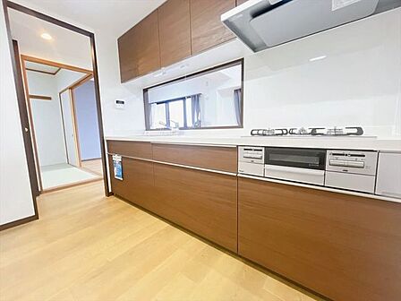 【キッチン】調理スペースにコンセントがあると、家電をすぐ使えて作業効率が上がり、配線が散らからず安全性も向上します!下ごしらえや同時調理がしやすく、キッチンの使い勝手が大きく変わります♪