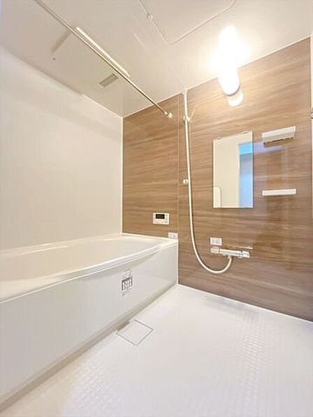 【浴室】浴室の物干し竿は雨の日でも室内で洗濯物を干すことができるため、天候に左右されずにお洗濯ができます♪また家族全員分の洗濯物を一気に干したい時や、下着類など外に干しにくい際にも重宝します♪
