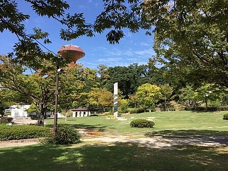 桃花台中央公園【広々とした芝生広場や長いローラー滑り台、アスレチック遊具がそろい、子どもから大人まで楽しめる大型公園です。散策路や野外ステージもあり、休日の外遊びや家族時間にも最適です。】 1150m