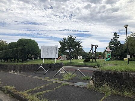 中央公園【広い敷地に遊具や広場が整備された地域の公園。子どもから大人まで気軽に利用でき、散歩や運動、憩いの場として親しまれている身近な公園です。】 670m