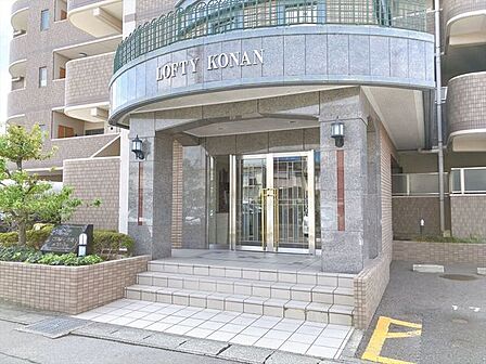 【エントランス】しっかりとした造りで重厚感のあるエントランス。ナンバーロックを採用しており、防犯面にも配慮された安心の住まいです♪落ち着いた雰囲気が、住まいの品格を感じさせます。