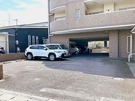 【駐車場】敷地内に1台分。敷地外に1台分の駐車場を確保しています!月額4000~6000円で利用できるため、車を所有している方でも新たに駐車場を探す必要がなく、安心してお住まいいただけます♪