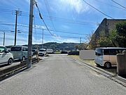 東側道路を北側から撮影しました。