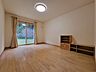 洋室：こちらも約8帖、中部屋の洋室です