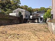 左側に見える雑木林は道路を挟んだ反対側にあるため、落ち葉を片付けたり等の手間はありません
